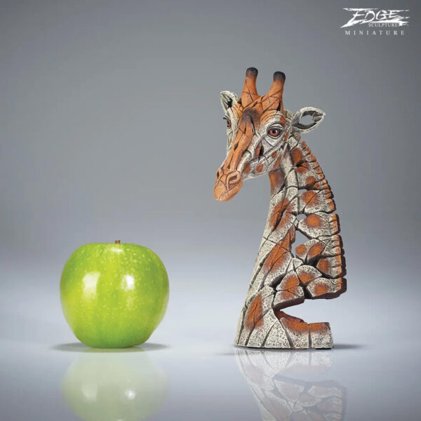 EDMIN09 Giraffe Bust - Miniature - with apple