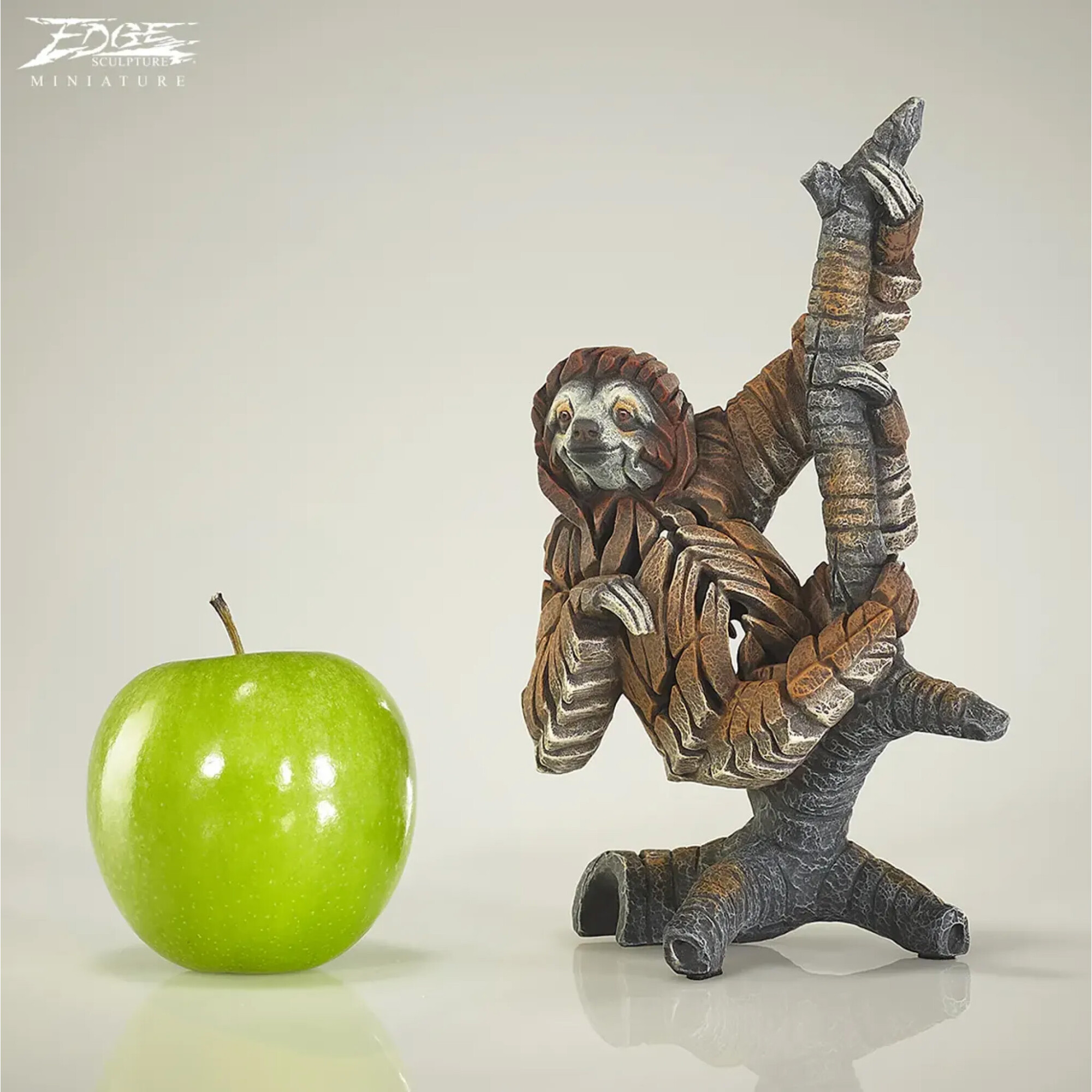 EDMIN13 Sloth - Miniature - with apple EDMIN13 Sloth - Miniature - with apple